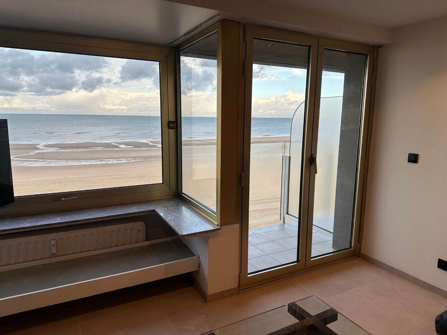 Exclusief luxe   3 slpk.  appartement met frontaal zeezicht en centraal op Zeedijk .    3  terrassen !  Direct aan het strand op topligging! foto 8