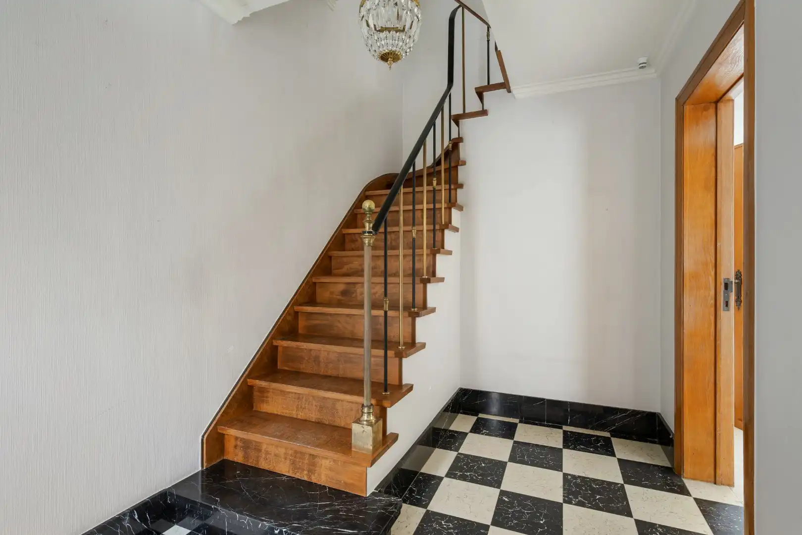 Woning met 3 slaapkamers, zolder, garage en tuin in het centrum van Dadizele foto 2