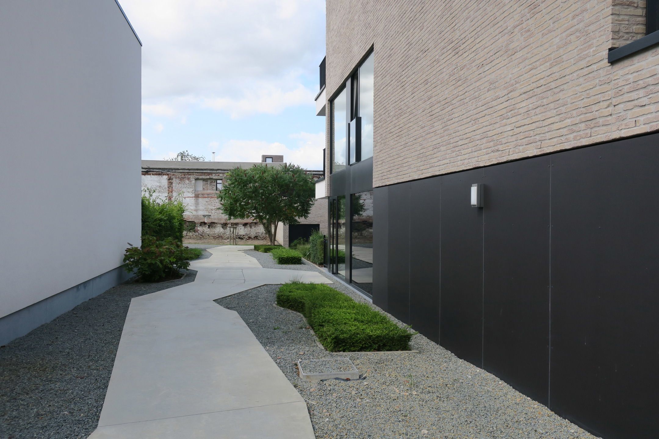 Nieuwbouwappartement met 1 slaapkamer, terras en garage foto 2