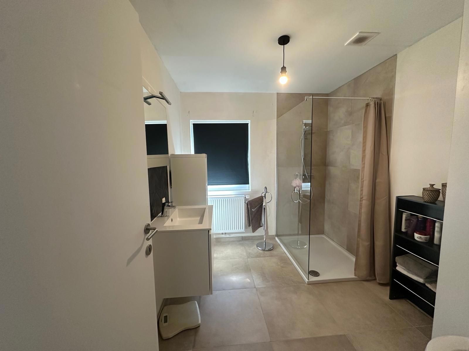 Halfopen nieuwbouwwoning te huur in Sint Lievens-Houtem foto 8
