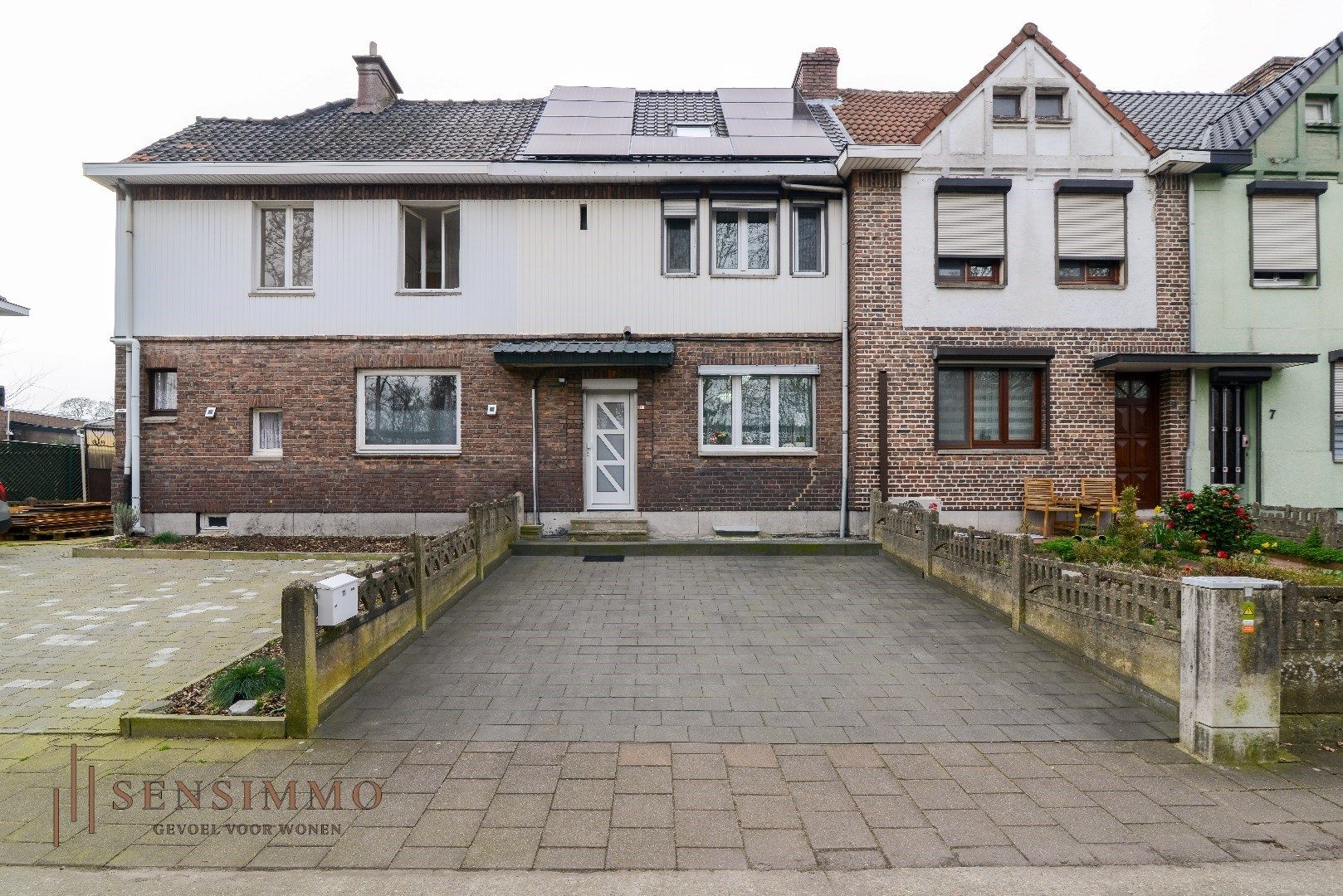 Ruime gezinswoning met 3 slaapkamers te Genk + ZONNEPANELEN foto 1