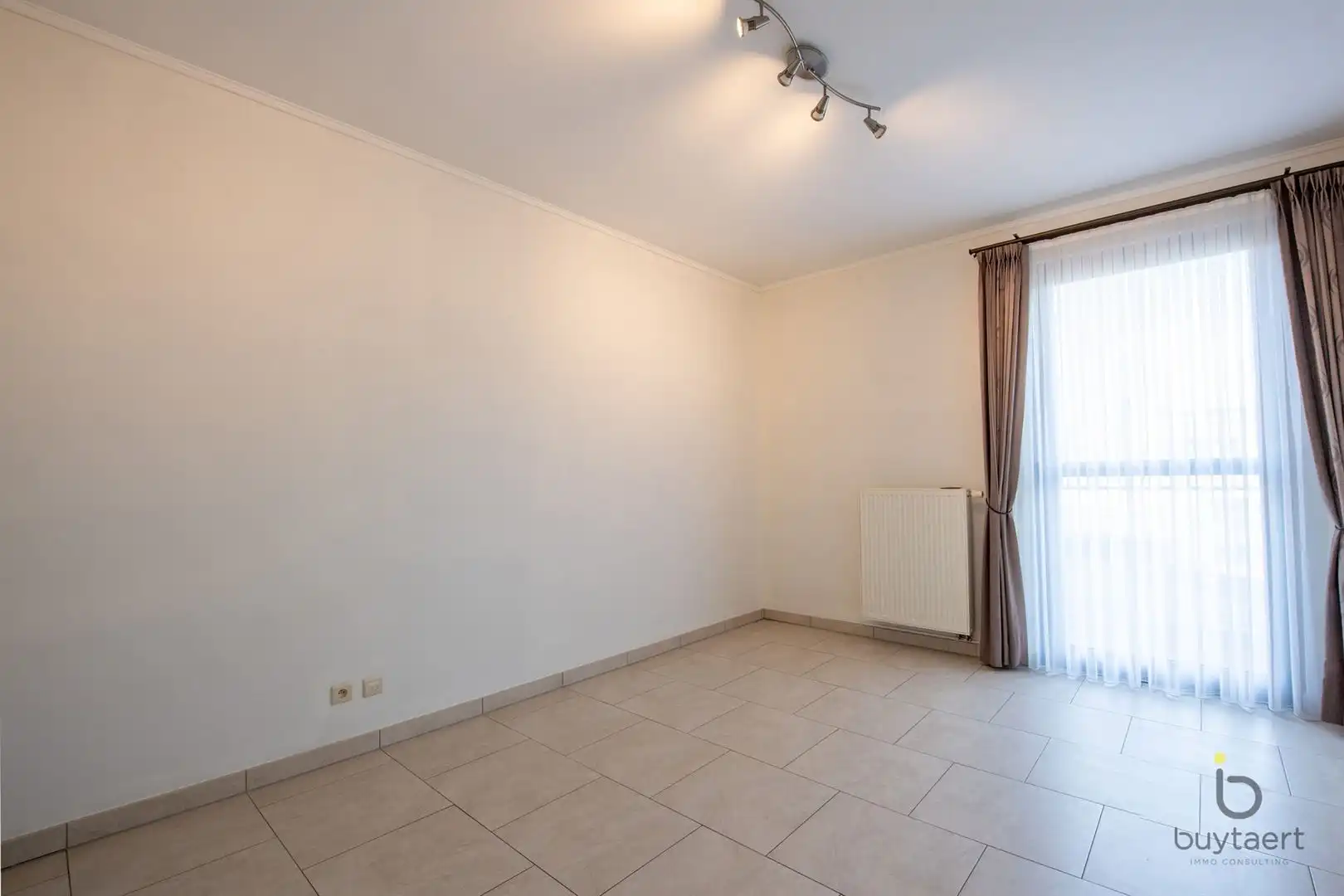 Ruim appartement met vooraan en achteraan terrassen en parking op een pleintje. foto 17