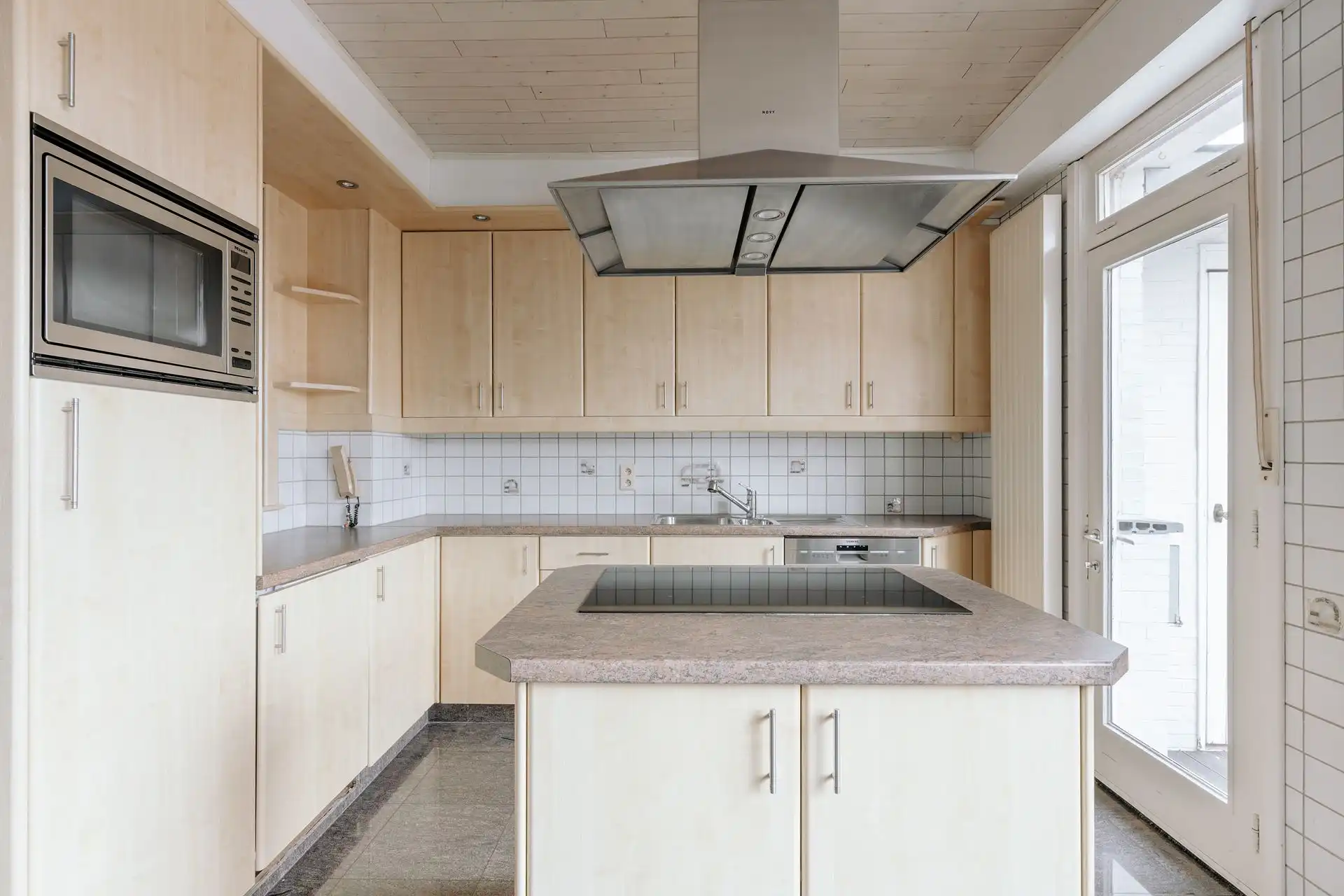 Karaktervolle bel-étage met grote tuin foto 3