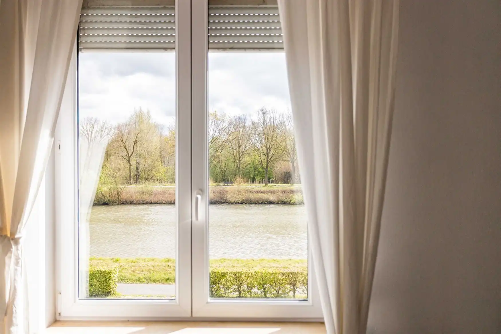 Halfopen woning met zicht op Schipdonkkanaal en velden foto 12