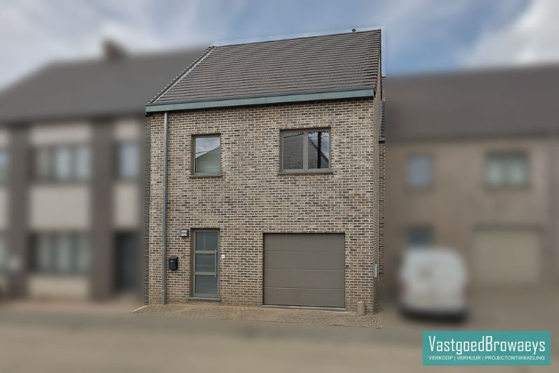 Instapklare ruime rijwoning met 3 slaapkamers foto {{pictureIndex}}