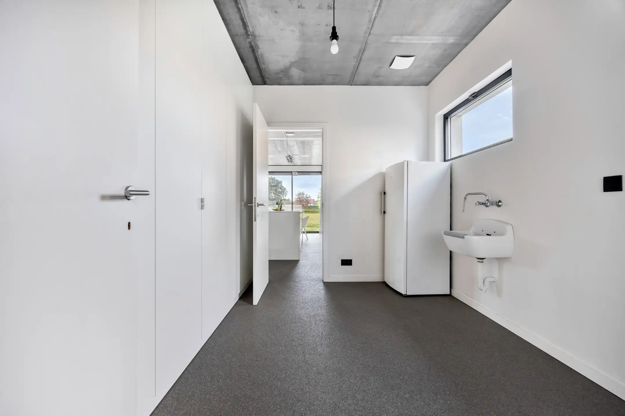 Moderne woning met tuin en bijgebouw in rustige wijk foto 10