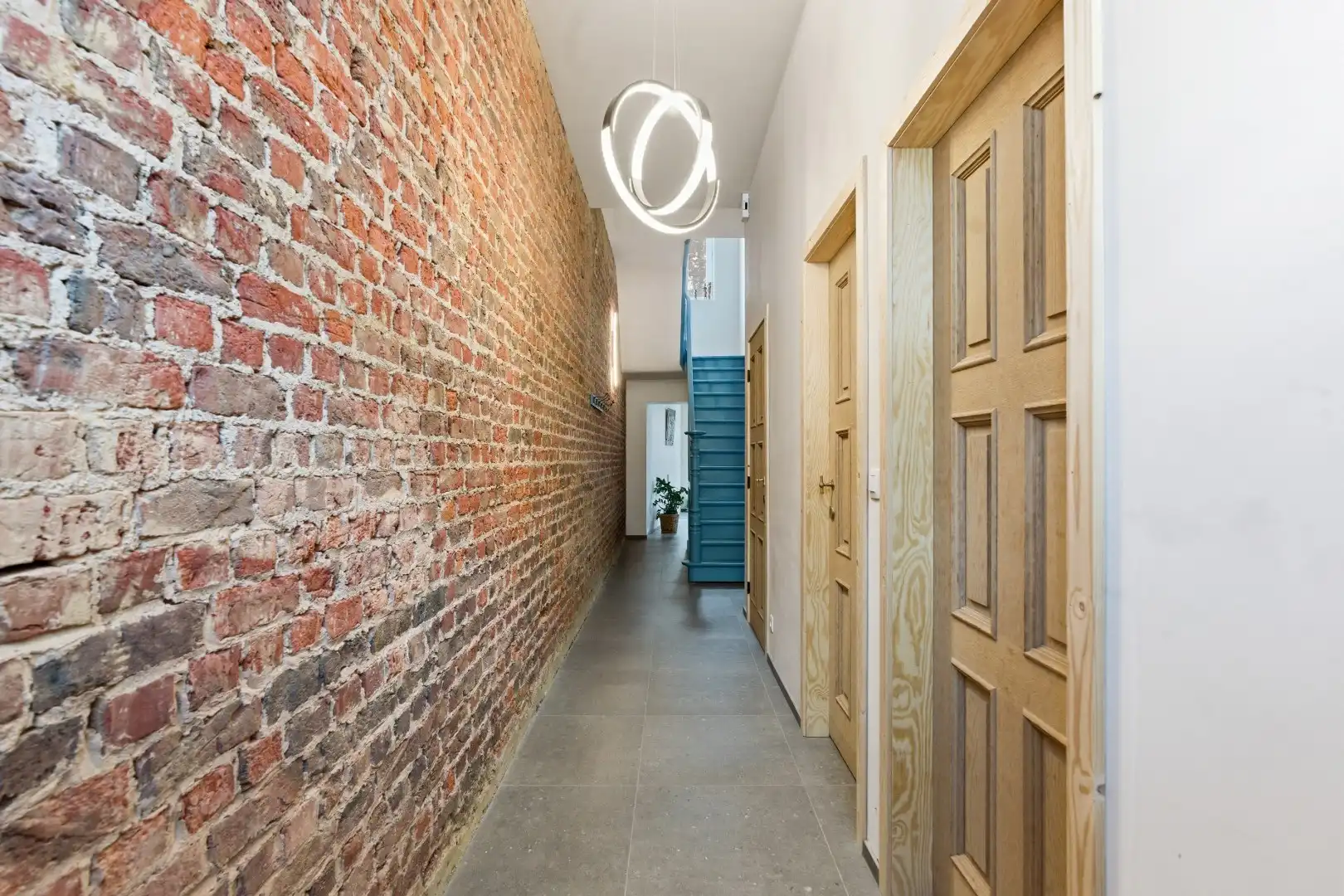 Exclusief gerenoveerde herenwoning met 4 slaapkamers, 2 badkamers en een adembenemende stadstuin. foto 2