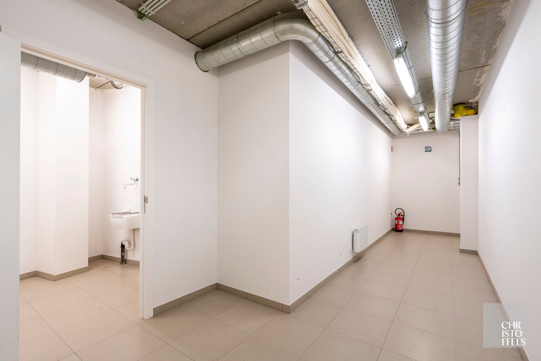 Commerciële ruimte (271m²) mét parkeergelegenheid op een strategische locatie in Lanaken! foto 11