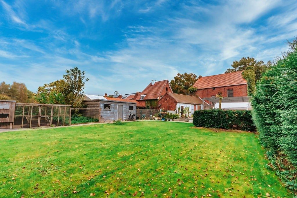 Vrijstaande woning op een ruim perceel van 1170 m² foto 2