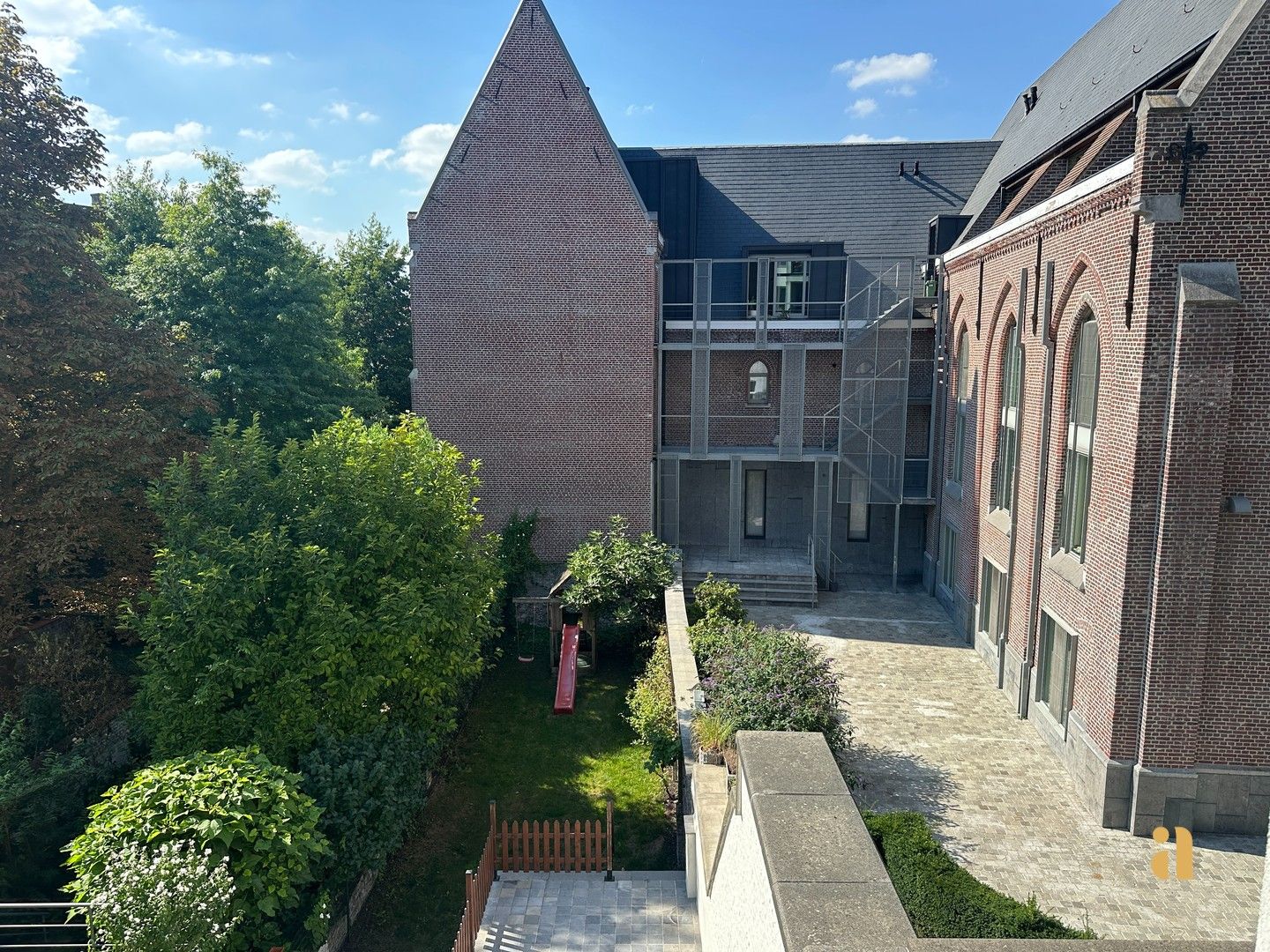 Karaktervol herenhuis waar licht, ruimte & zon elkaar ontmoeten foto 13