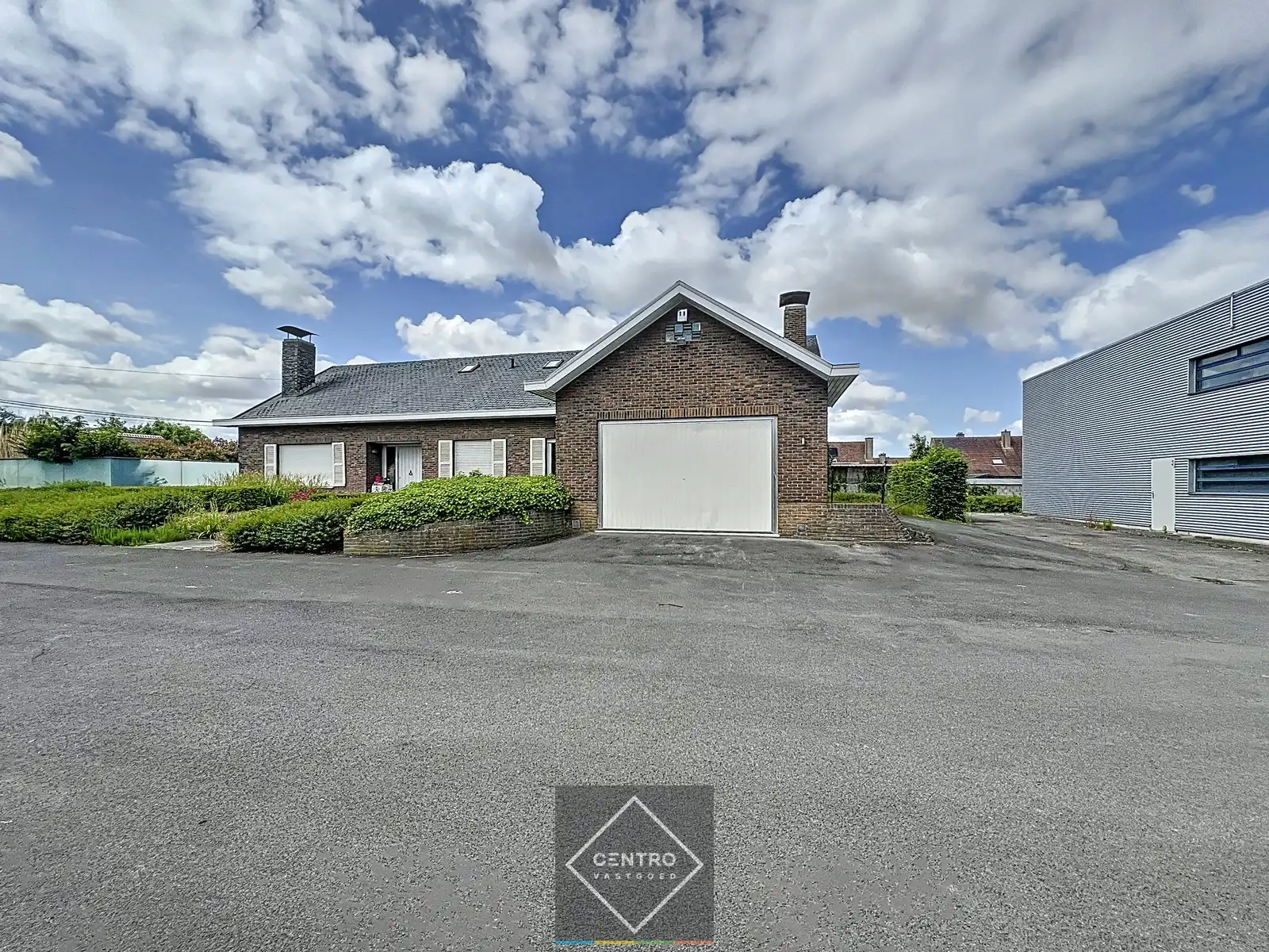 Instapklaar BEDRIJFSGEBOUW bestaande uit&nbsp;geïsoleerde MAGAZIJNEN met laadkade (ca. 2.539m²), KANTOREN (ca. 344 m²) én alleenstaande WONING. Op bedrijvenzone "Hoge Barriere" te Roeselare. foto 19