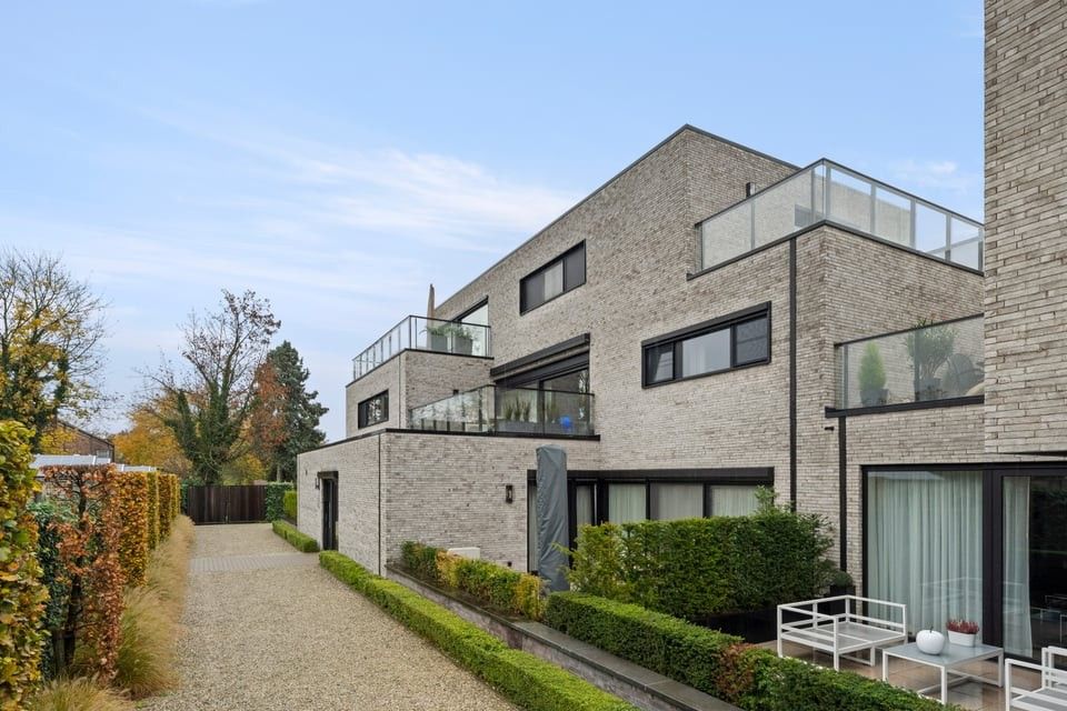 MODERN GELIJKVLOERS APPARTEMENT MET TERRAS EN STAANPLAATS IN SINT-TRUIDEN foto 35