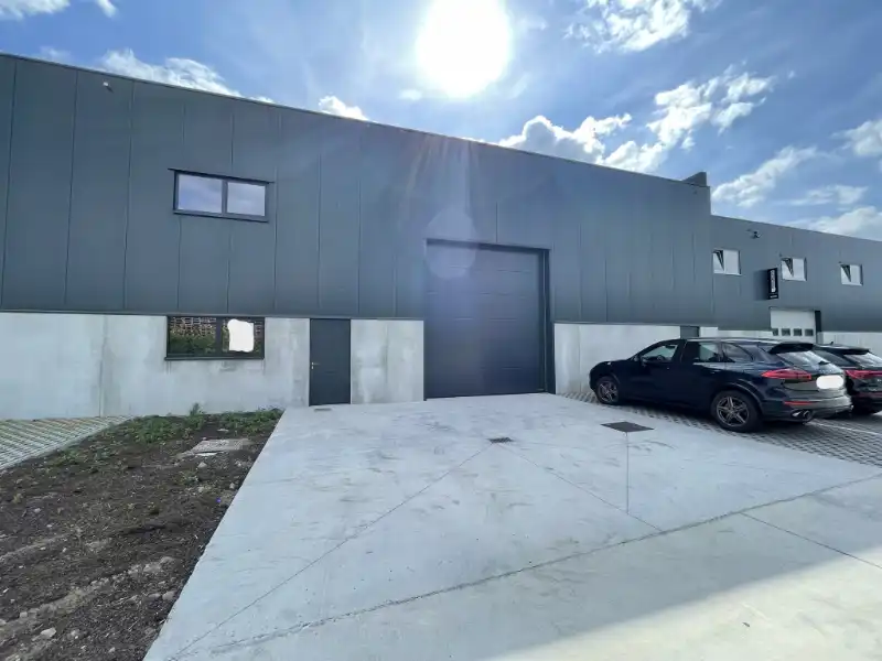 Recente KMO-unit van 369 m² met kantoor, buitenopslag en 2 parkeerplaatsen foto 8