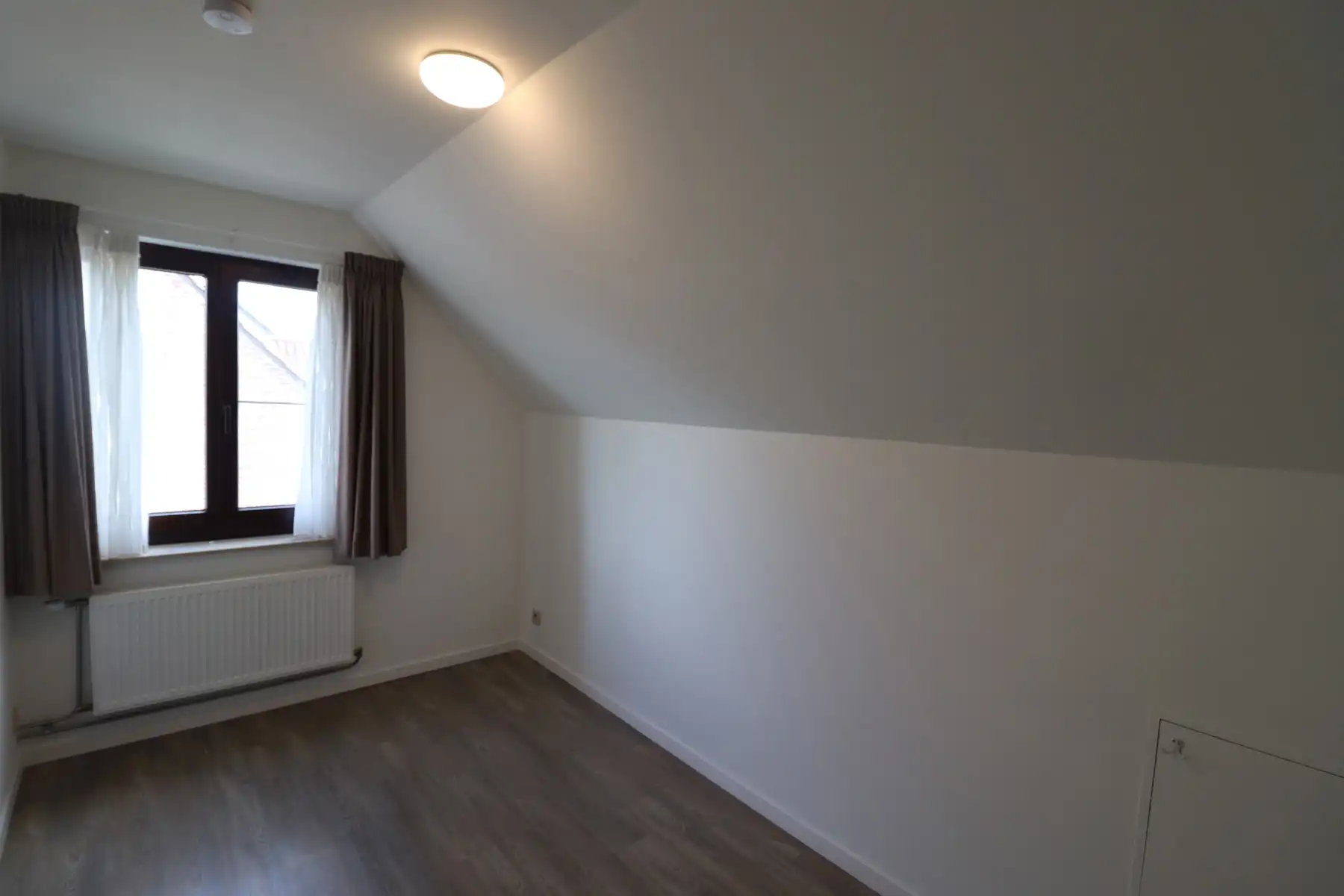 Appartement op de 1ste verdieping met carport/tuinberging en terras met tuin. foto 11