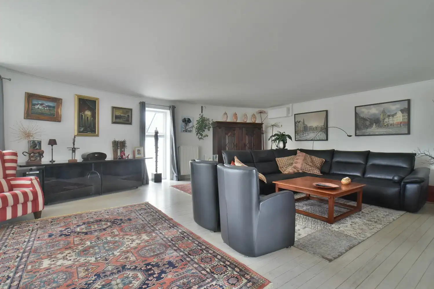 Modern, instapklaar appartement (194 m²) met 3 slaapkamers, 2 badkamers, een dubbele garage en riante kelder foto 7