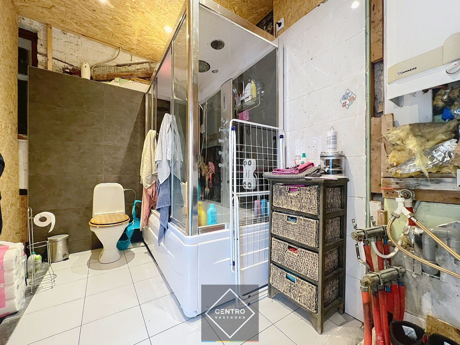 Voor de snelle beslisser! Leuke, BETAALBARE,  verder af te werken STARTERS-woning in het centrum van HEULE. foto 11
