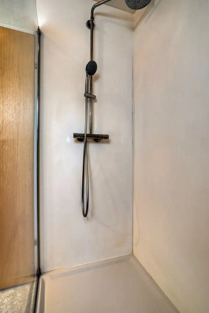 Alleenstaande woning met 2 slaapkamers, garage en grote tuin - verscholen in het groen. foto 19