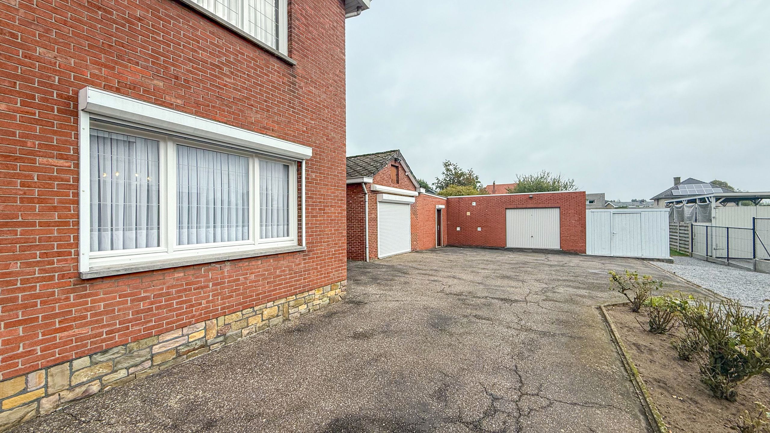 Ruime woning met 3 slaapkamers en zeer breed perceel! foto 31