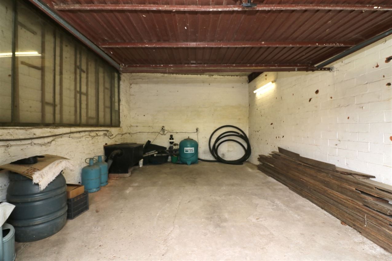 label c, nabij station, garage voor vijf wagens foto 43