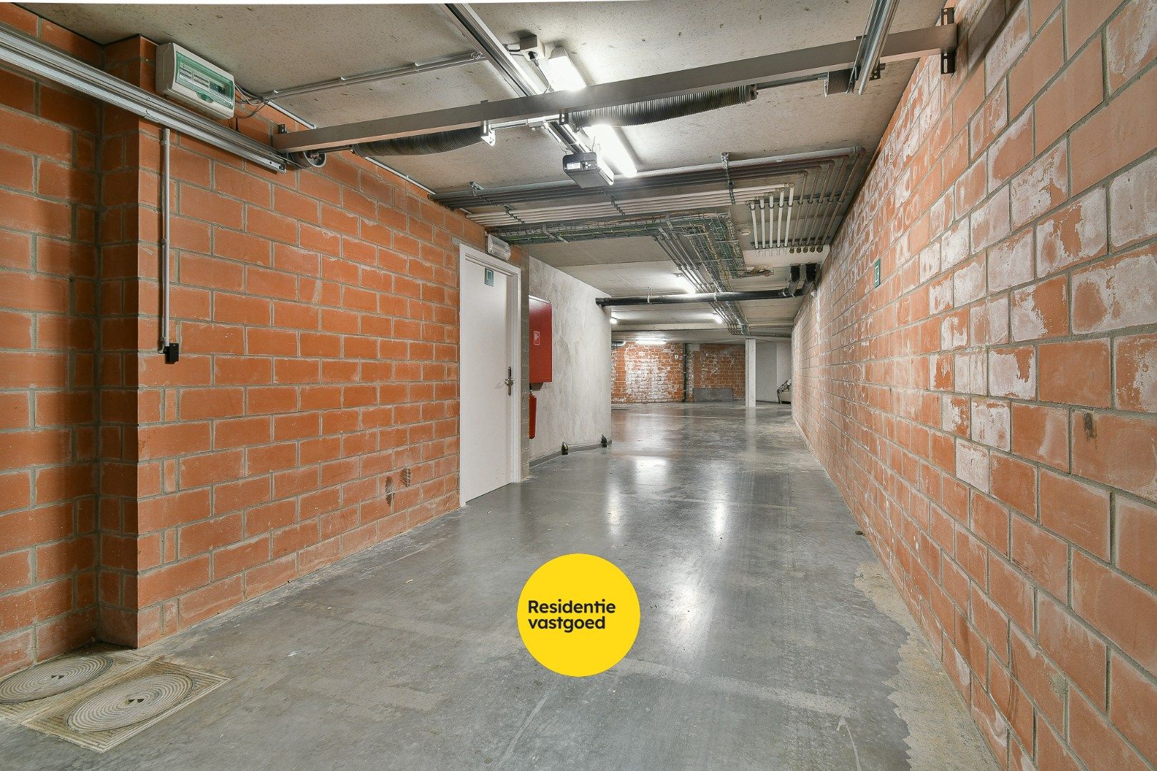 Private autostaanplaats in afgesloten complex te Bredene foto 4