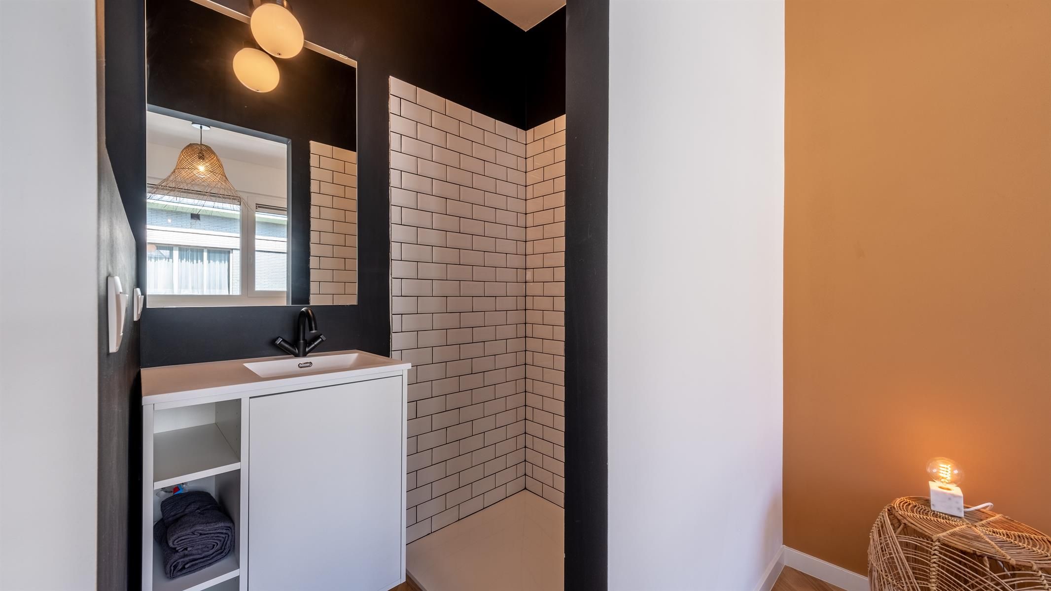 Gerenoveerd 1-slaapkamerappartement met knus balkon foto 3
