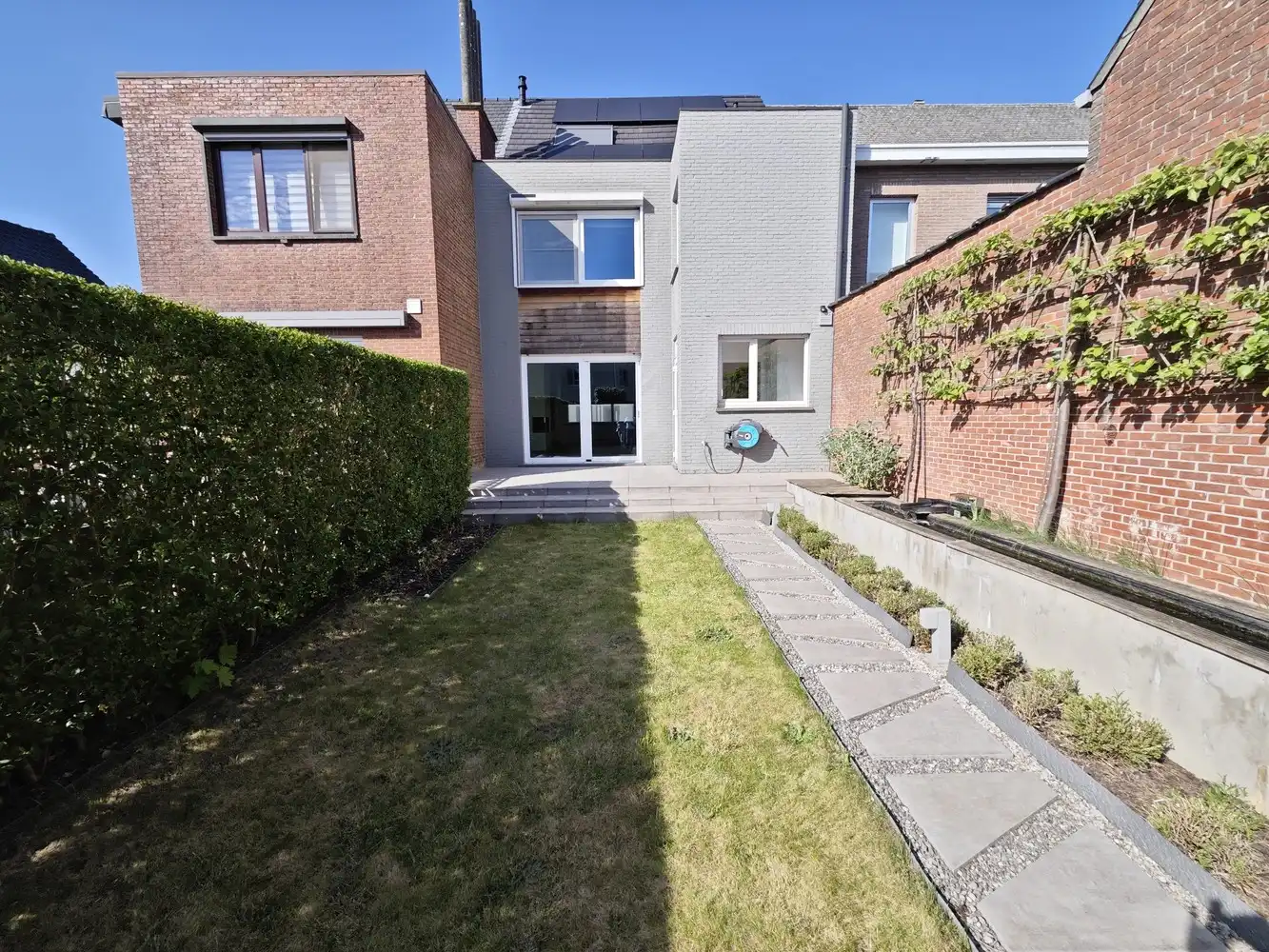 Volledig gerenoveerde stadswoning met 3 slpks en voll. aangelegde tuin foto 36