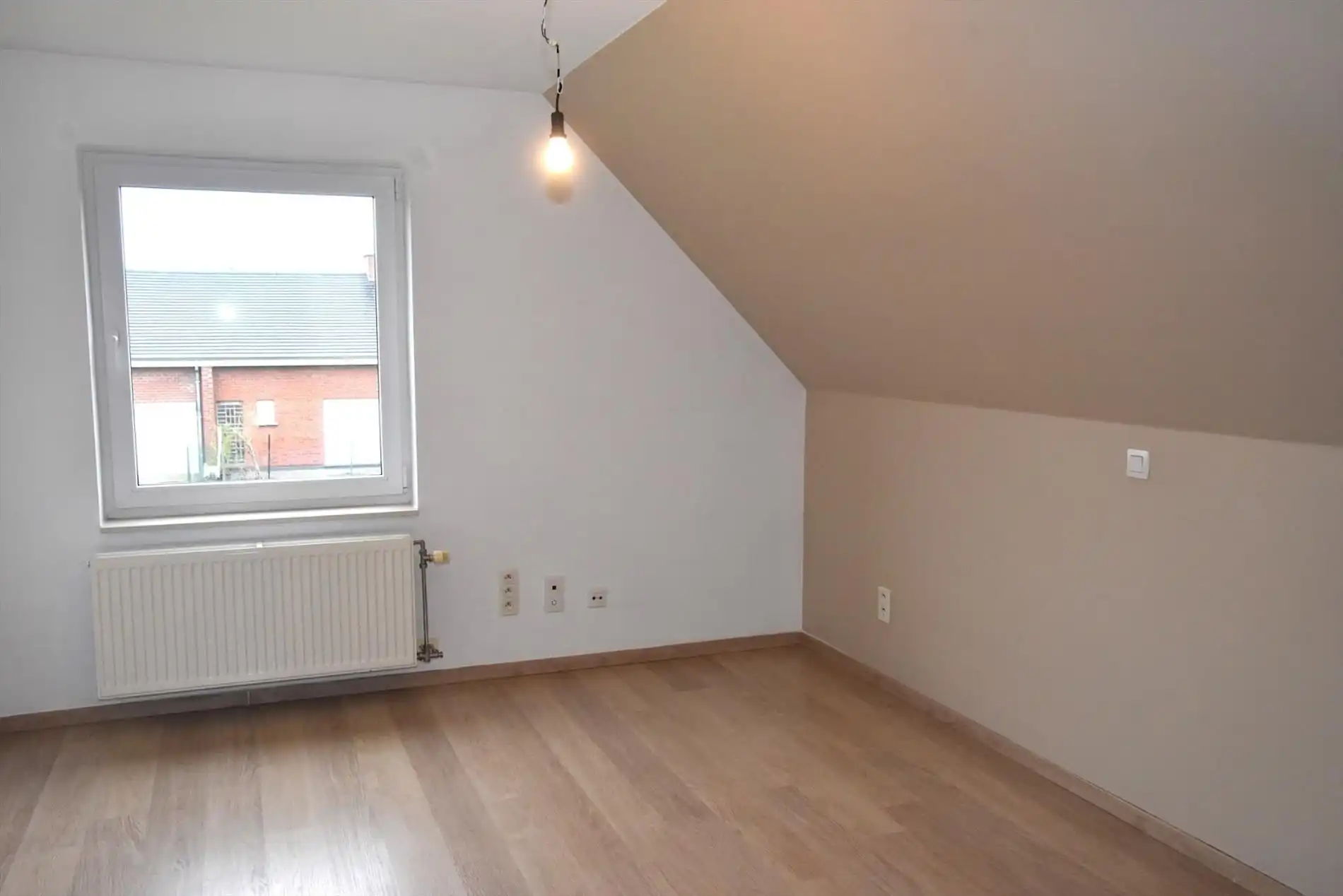 Heel mooie koppelwoning te huur in centrum Wevelgem! foto 10