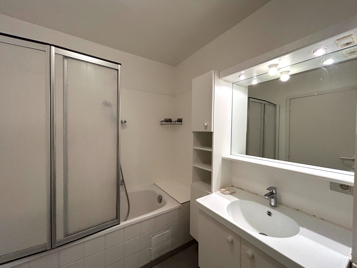 Instapklaar 1-slaapkamer appartement in hartje Kortrijk! foto 9