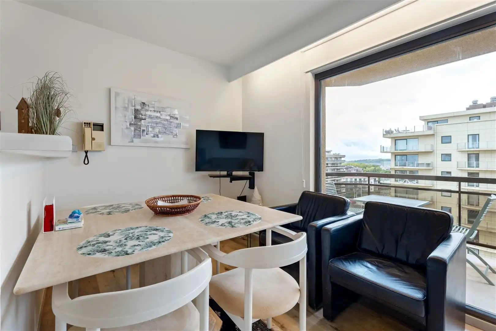 Grote vernieuwde zuidgerichte studio met groot terras foto 7