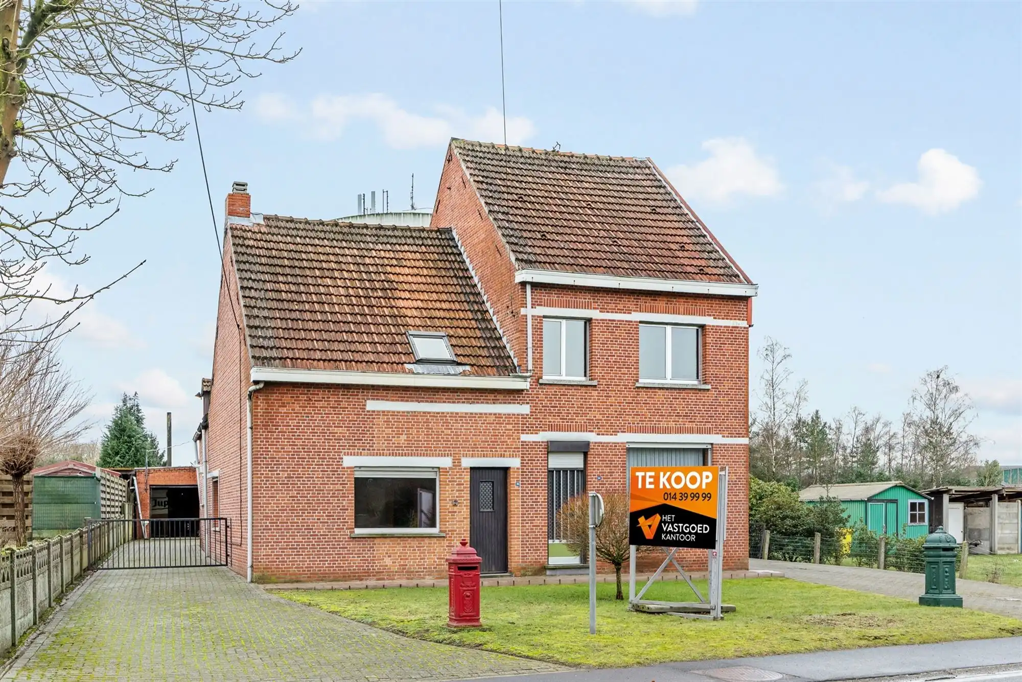 Hoofdfoto van de publicatie: TWEEWOONST OP FANTASTISCH ZUIDGERICHT PERCEEL VAN 3019 M2