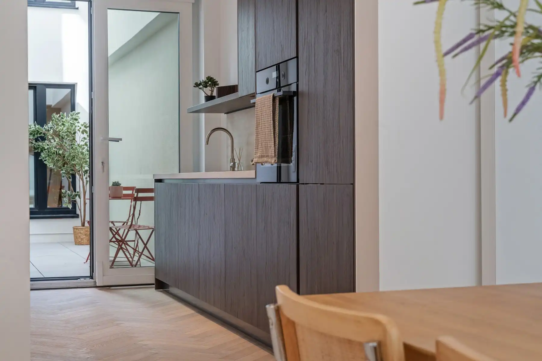 Stijlvol gerenoveerd appartement met stadskoer in Zurenborg foto 8
