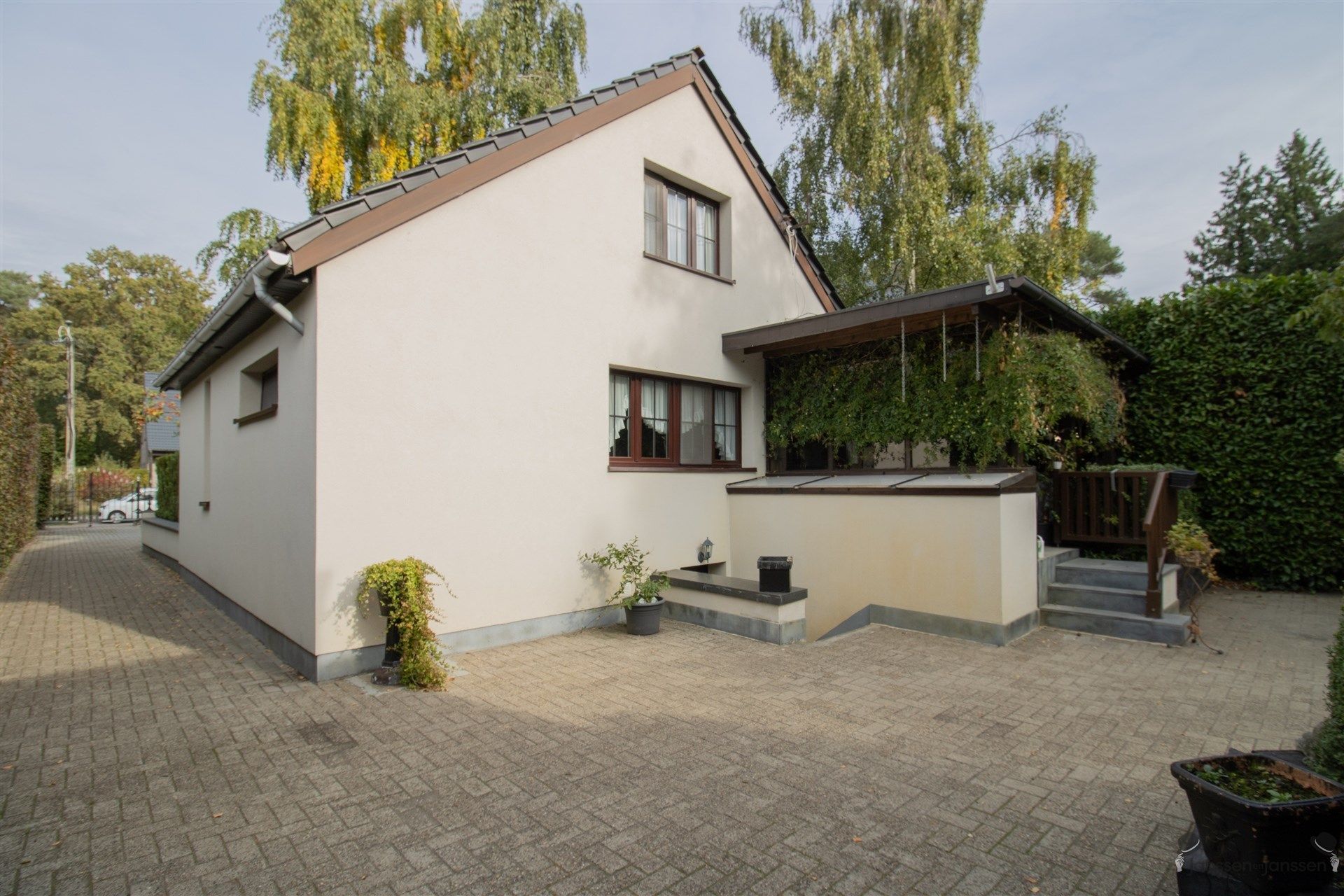 Instapklare woning met 2 slaapkamers, bijgebouwen en zonnig terras in rustige woonwijk foto {{pictureIndex}}