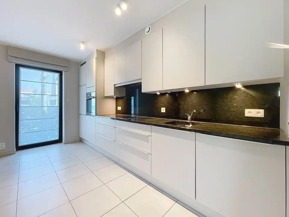 Lichtrijk gelijkvloers appartement in hartje Oostnieuwkerke foto 3