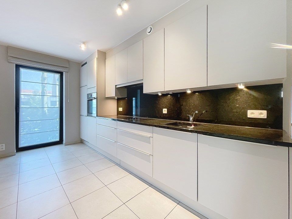 Lichtrijk gelijkvloers appartement in hartje Oostnieuwkerke foto 3