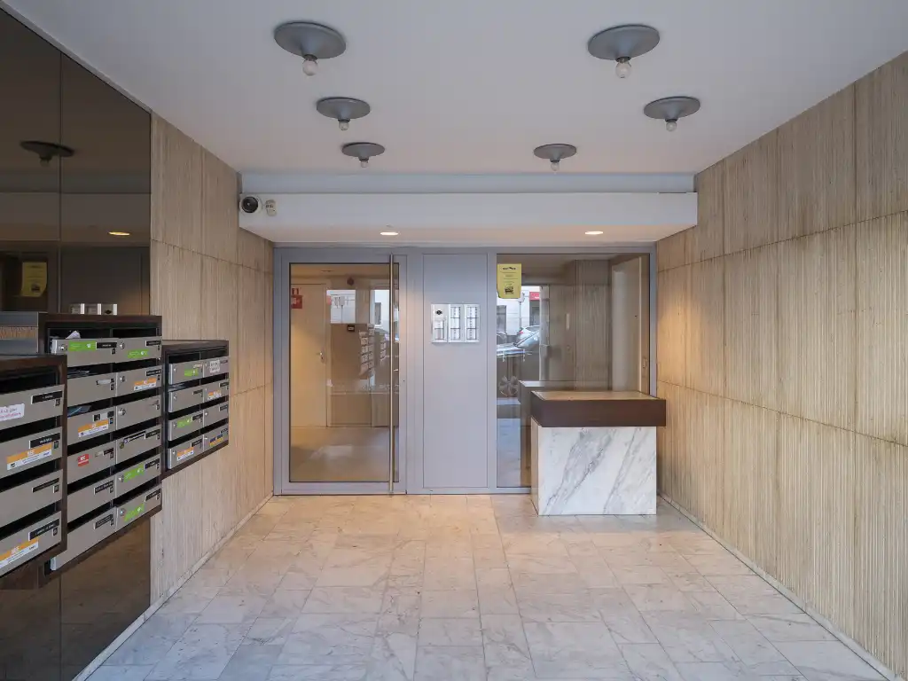 Instapklaar 2 slaapkamer appartement met terras en zonnige tuin foto 11