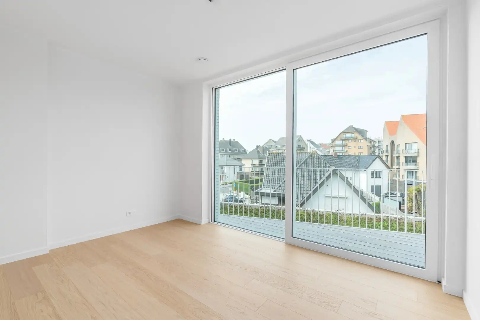 Ruim appartement met terras en lift in Koksijde, 3 slaapkamers, bouwjaar 2024, 110.00m², omgeving zeedijk, digitale tv, 2 badkamers foto 14