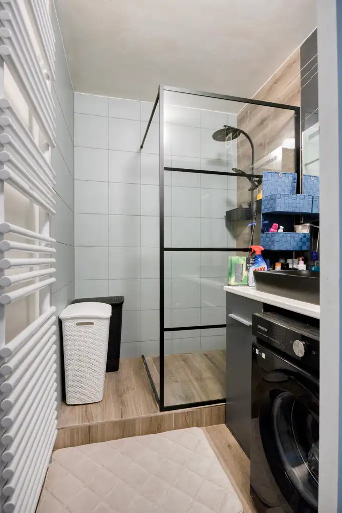 Gerenoveerd appartement met twee slaapkamers en parking foto 13