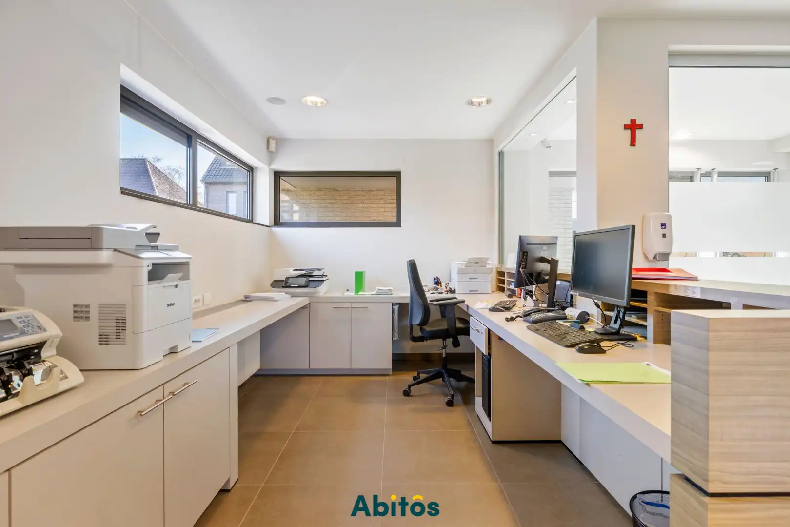 Commercieel gelegen handelspand of kantoorruimte in het hart van Landegem foto 2