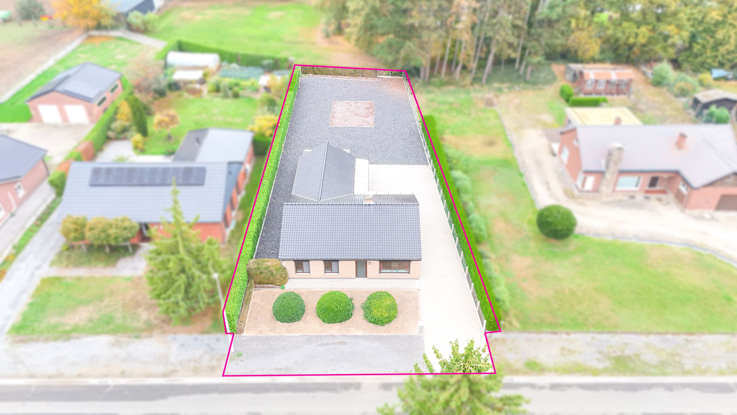 Hoofdfoto van de publicatie: Gelijkvloerse woning op 10a met 3slpk en inpandige garage!