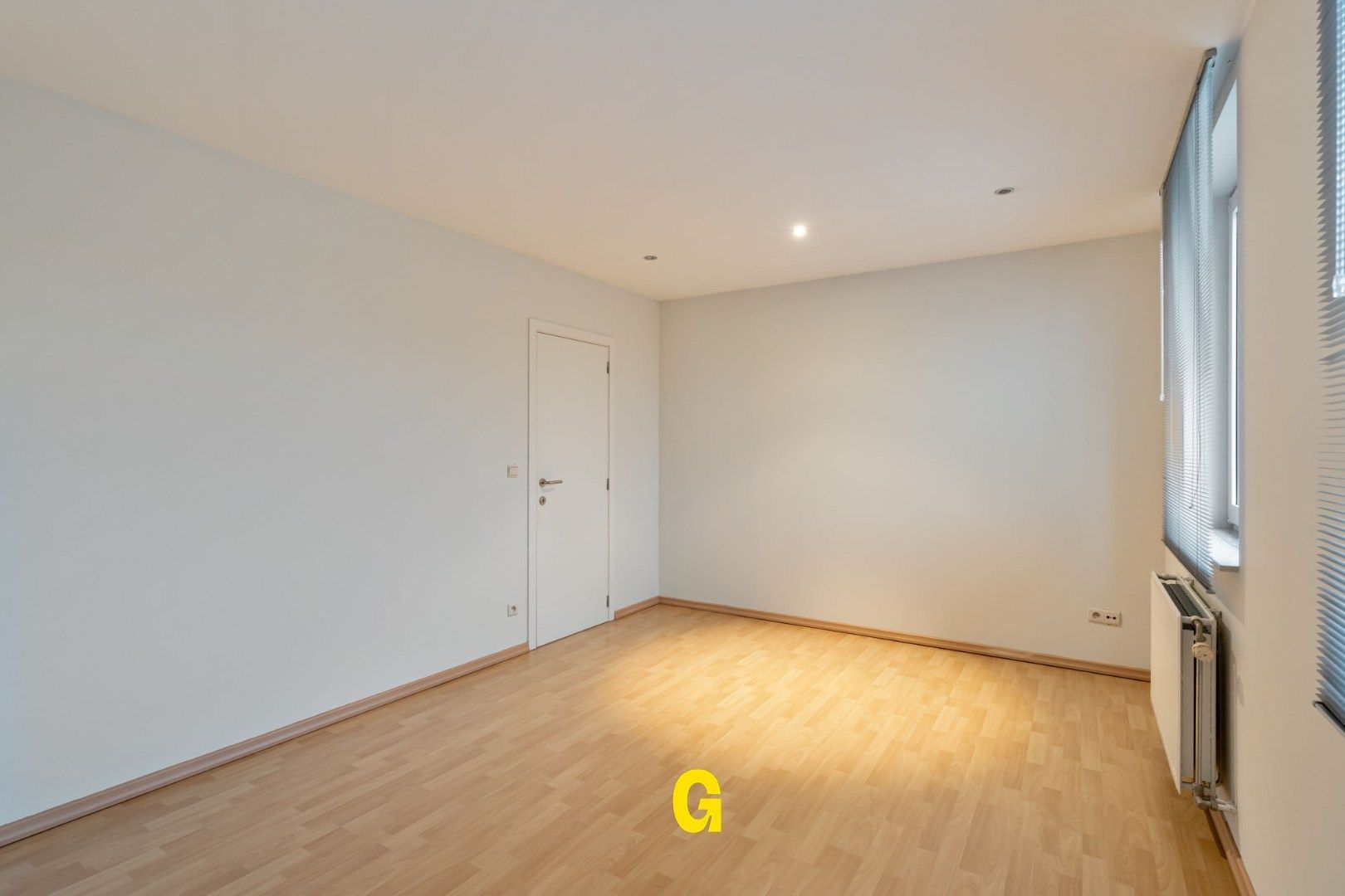 Degelijke instapklare rijwoning met drie slaapkamers, inpandige garage en tuin met terras vlakbij het centrum van Bilzen foto 24