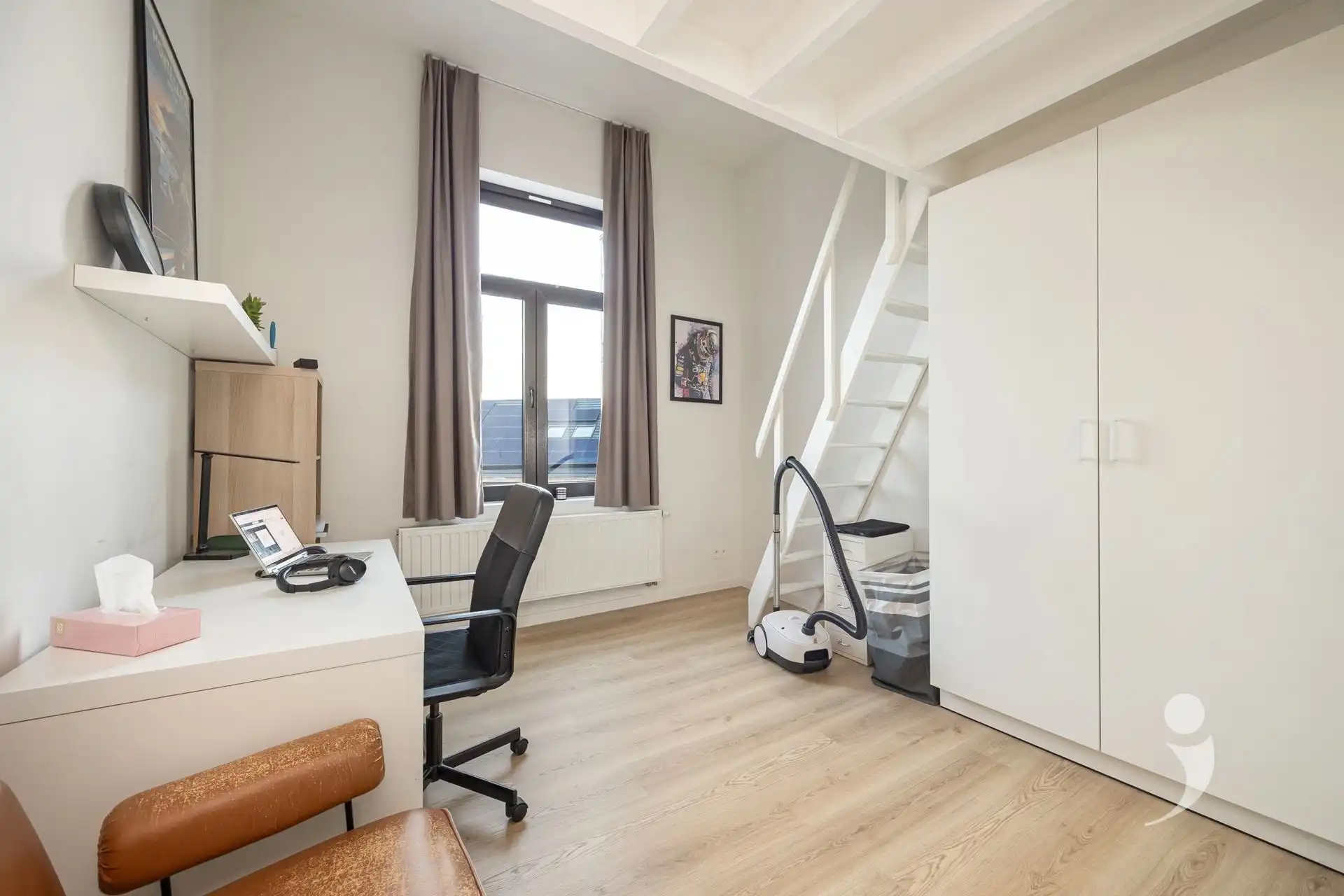 Opbrengsteigendom met 5 gerenoveerde studentenkamers foto 2