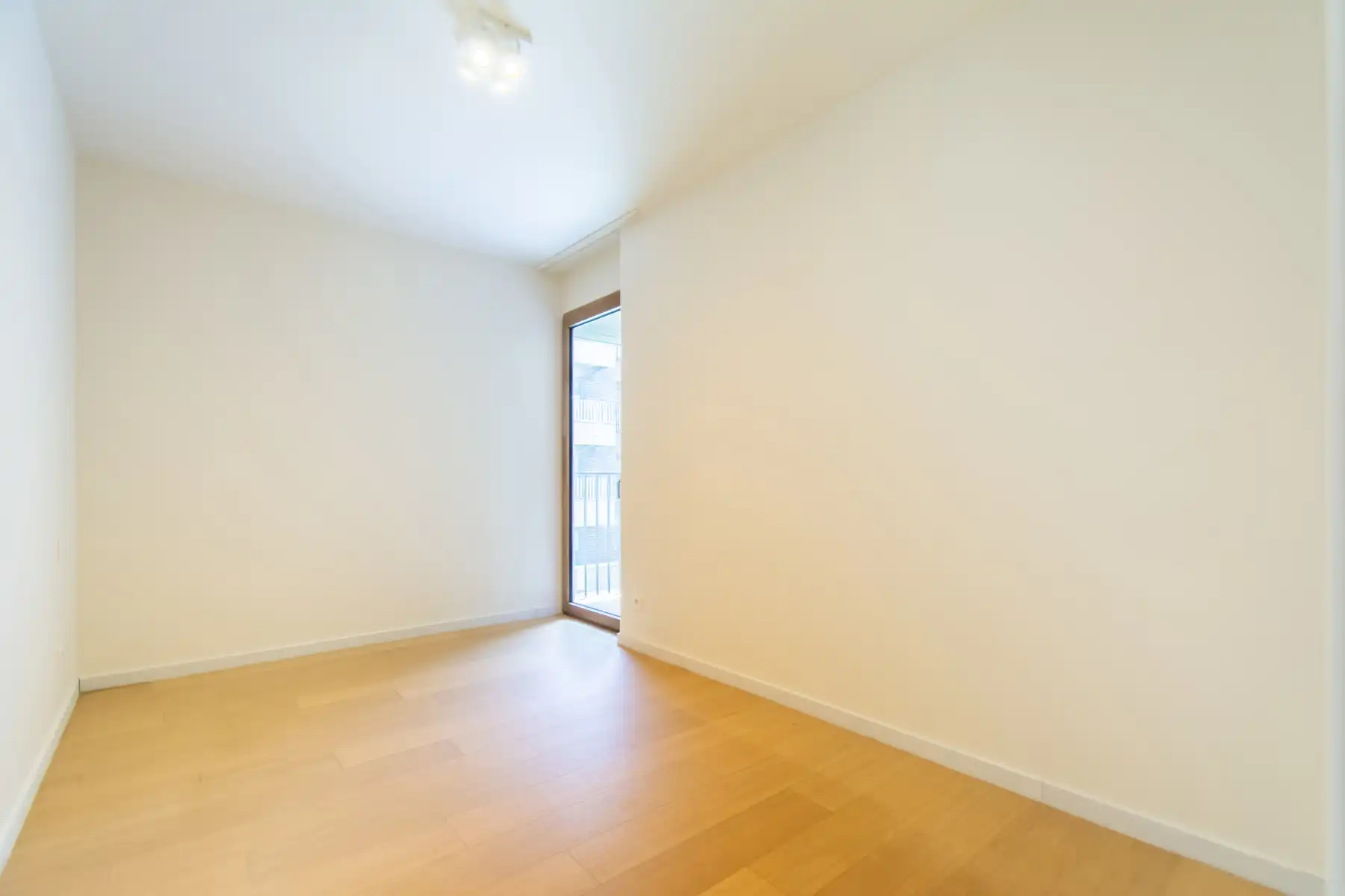 Rustig en comfortabel 3slpk appt. met terras en park  foto 12