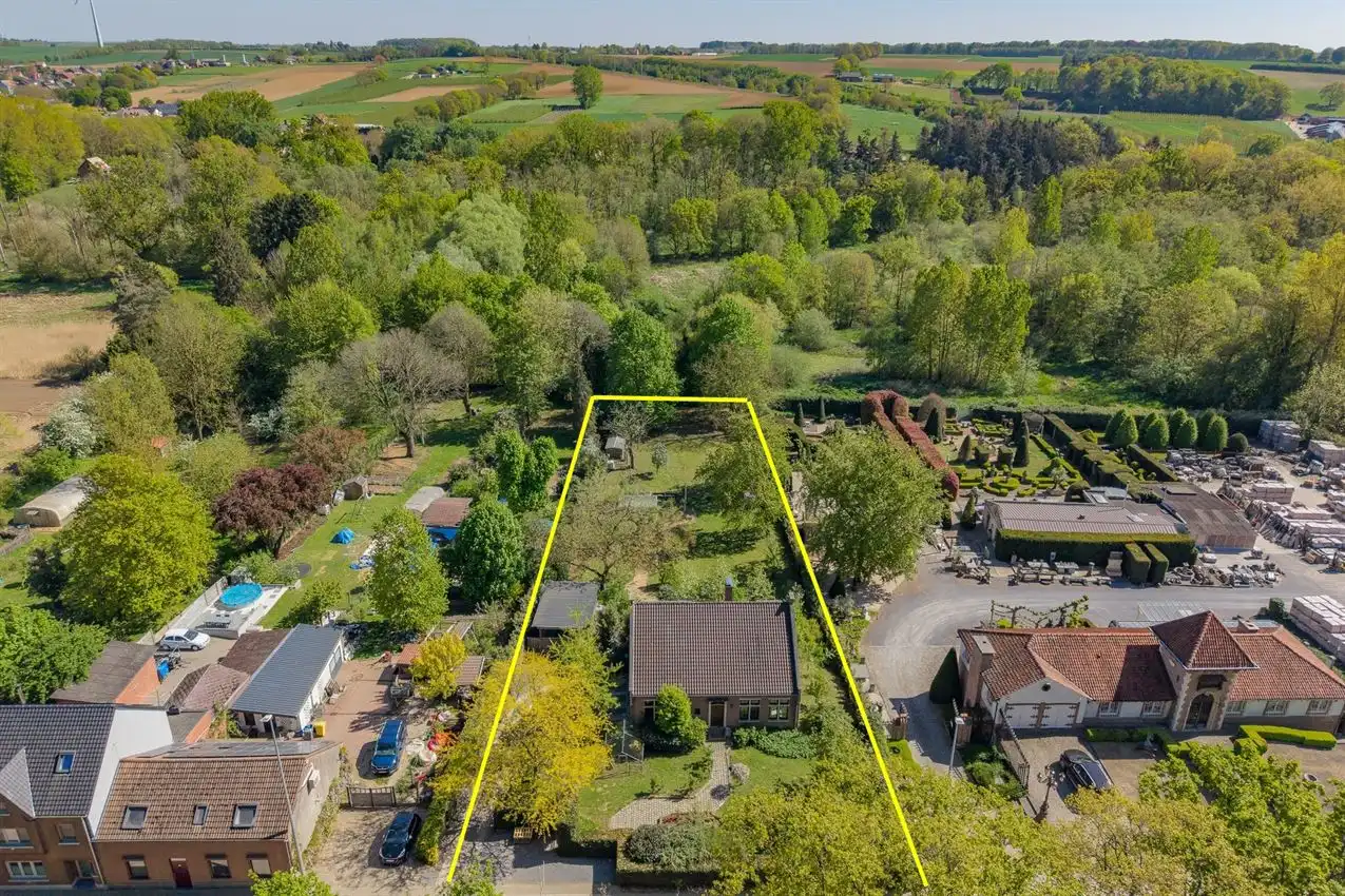 Klassieke villa met parktuin en verfijnde woonstijl op 2.663 m² foto {{pictureIndex}}