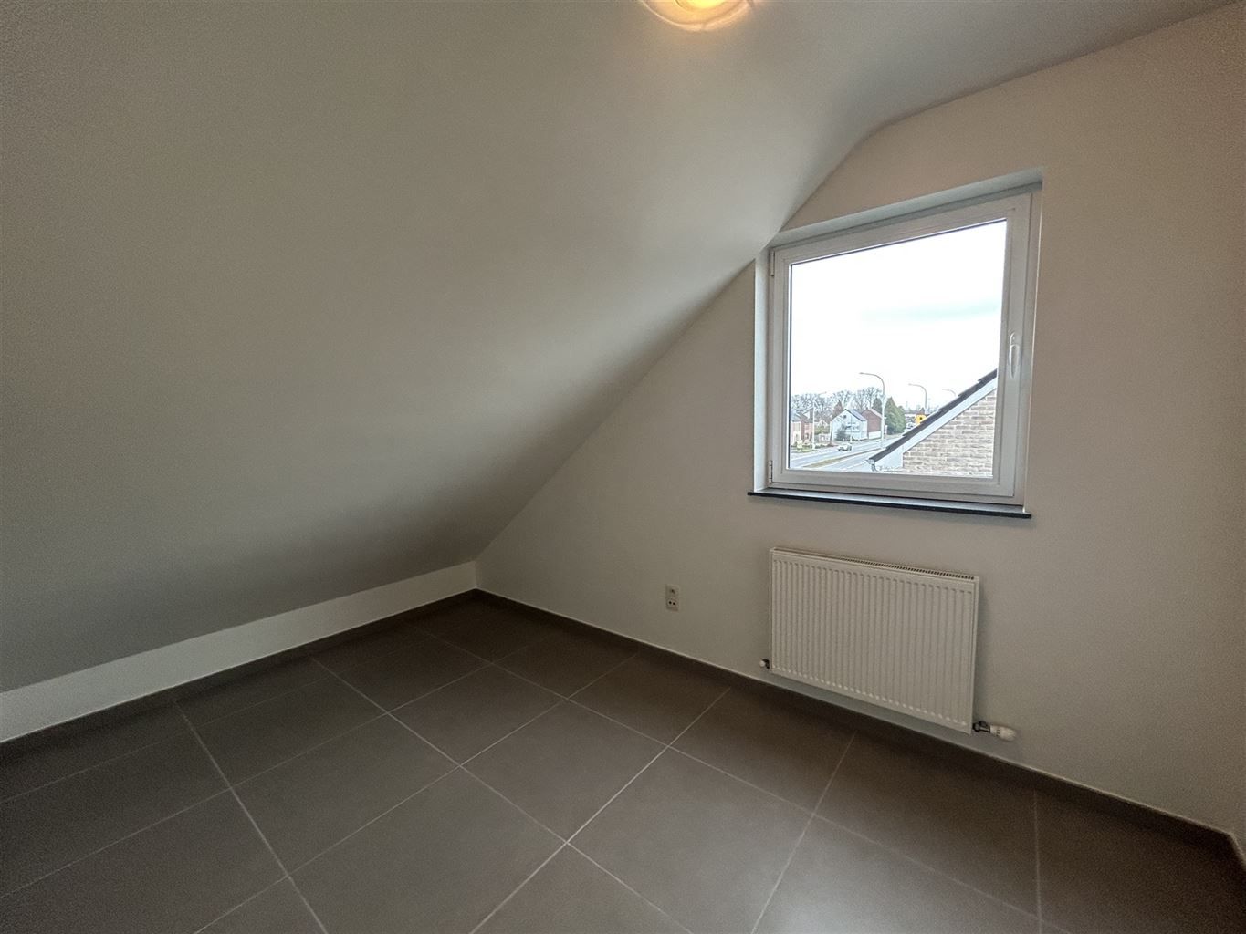 Ruim duplexappartement met 2 slaapkamers, terras, autostaanplaats en kelderberging. foto 12