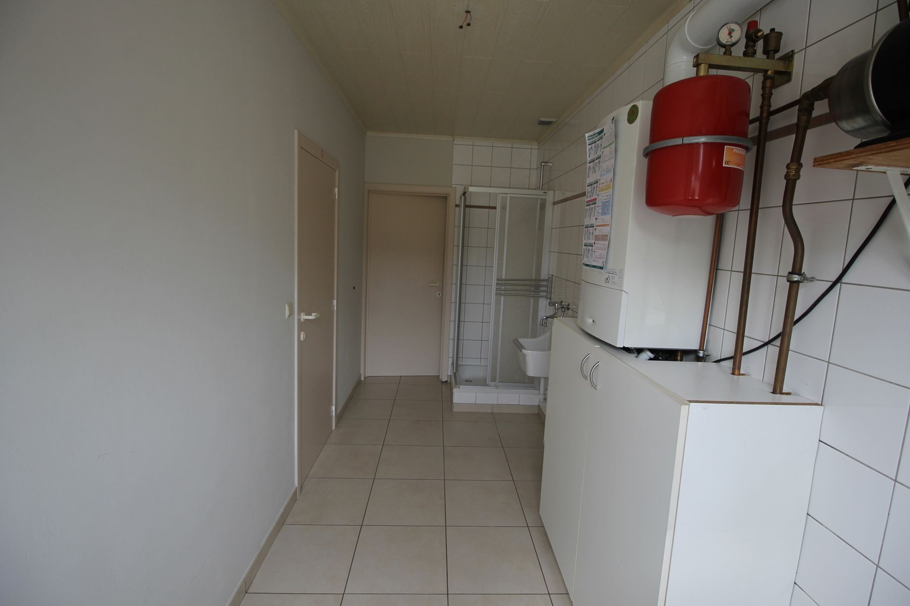 Recente halfopen bebouwing met ruime tuin, terras en garage foto 14