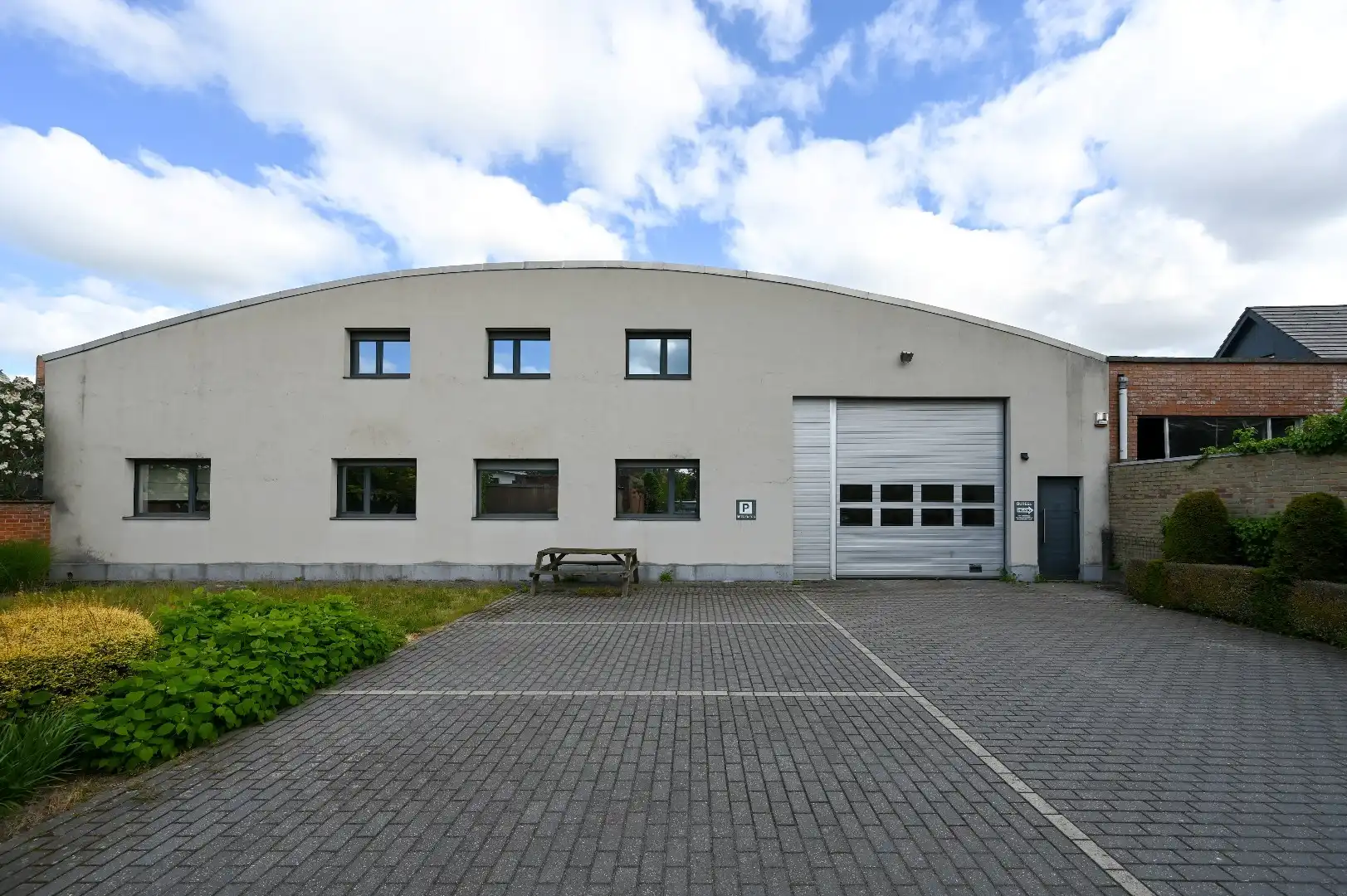 Bedrijfsgebouw met kantoor- en opslagruimte en heel wat parking op toplocatie foto {{pictureIndex}}