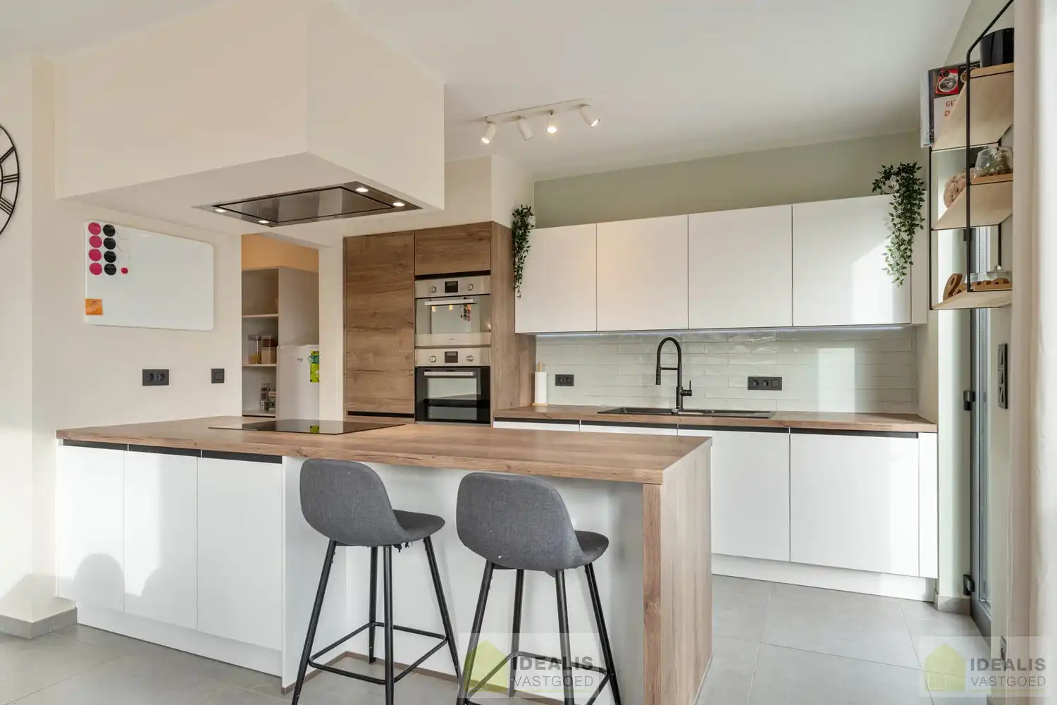 RECENTE, PERFECT ONDERHOUDEN EN MODERN OPGETROKKEN WONING foto 21