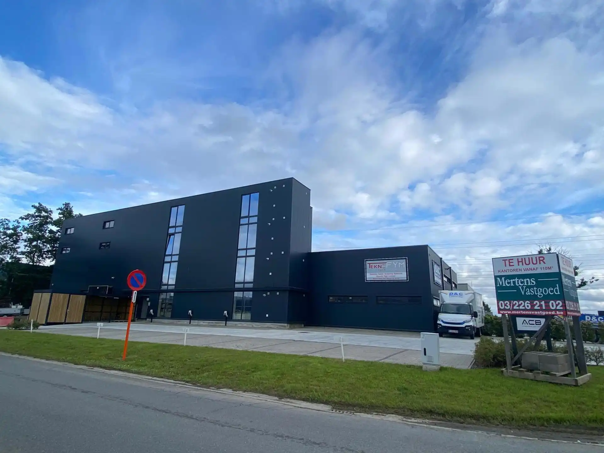 Gerenoveerd kantoor 251 m² te huur in Temse  foto {{pictureIndex}}