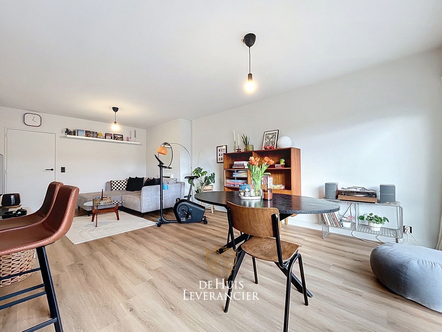 Gerenoveerd appartement met 2 slaapkamers, garagebox en berging te koop in Edegem foto {{pictureIndex}}