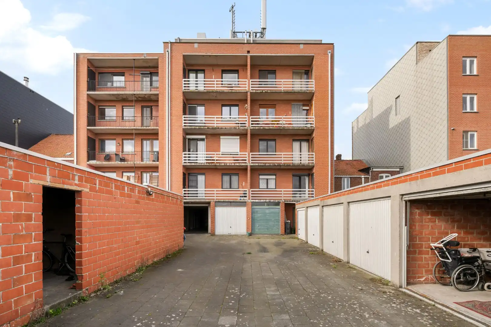 Instapklaar appartement met 2 slaapkamers, balkon en garage in Ieper-centrum foto 16